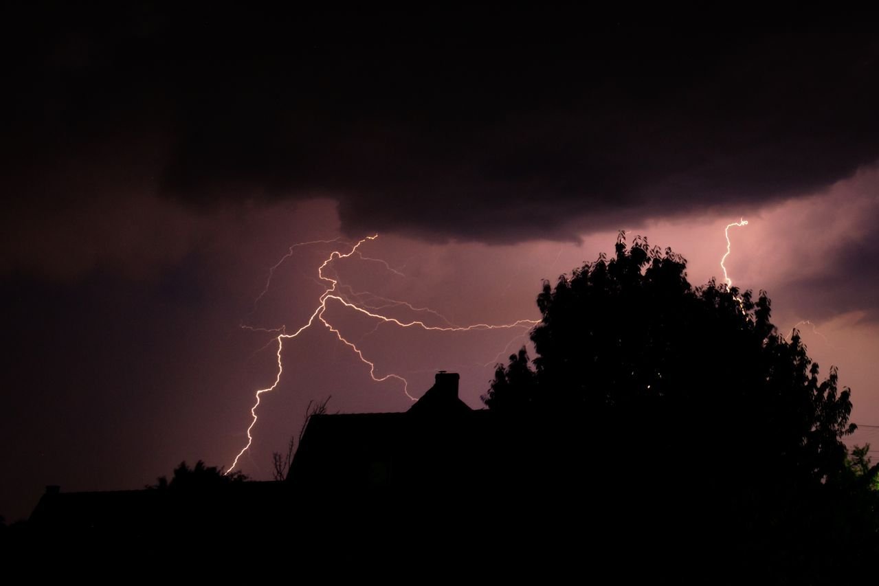 Thunderstorm knocks out power to thousands in southern Quebec
