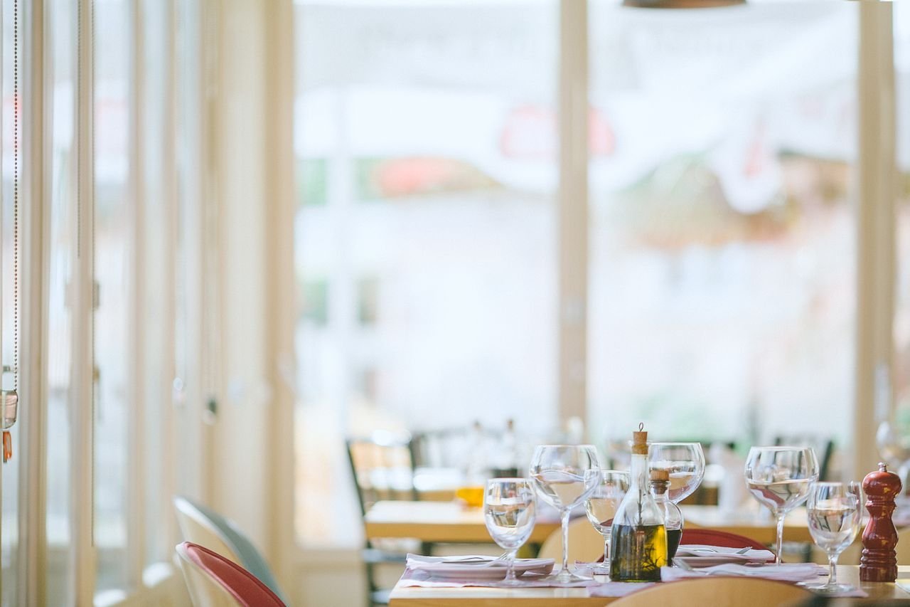 Word ‘nosh’ at Montreal restaurant ignites debate over language rules, cultural expression