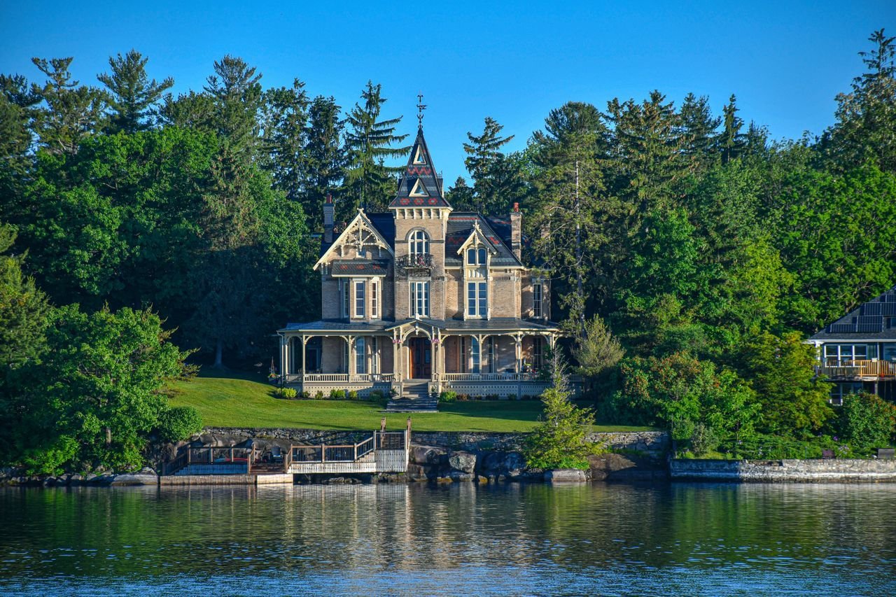 Katy Perry fans have one question after Justin Trudeau bought a $3.1 million mansion in Canada